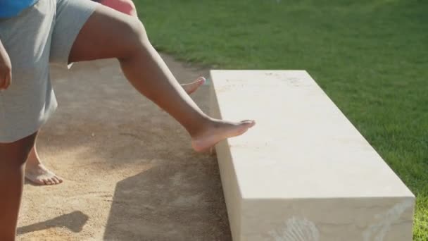 公園でストレッチ女性の足の中程度のショット — ストック動画