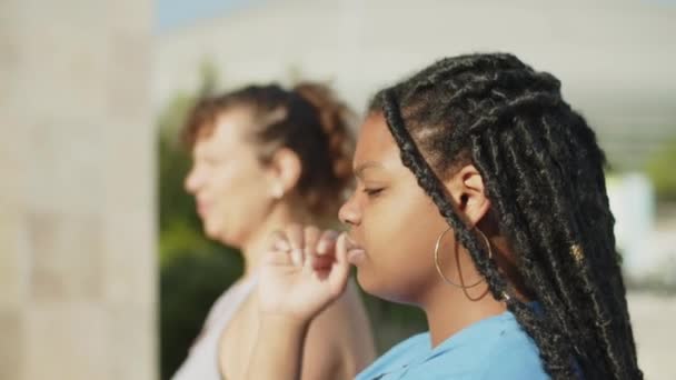 中镜头和平的非裔美国女孩伸出手来 — 图库视频影像