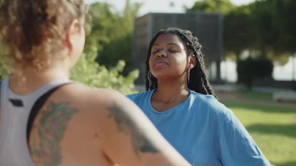 Tiro médio de mulher afro-americana respirando com as mãos — Vídeo de Stock