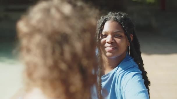 Vista frontal da menina americana feliz que se estende no parque — Vídeo de Stock