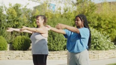 Spor stadyumunda ısınan vücut pozitiflerinin yan görüntüsü