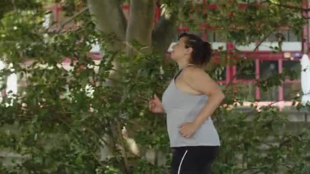 Seguimiento de tiro de feliz caucásico mujeres corriendo fuera — Vídeos de Stock