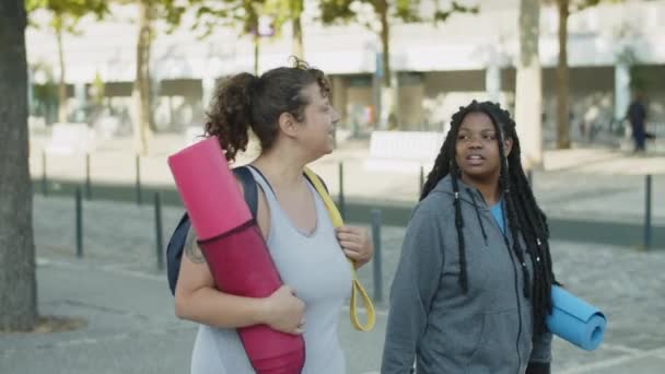 Diverse Freunde laufen nach dem Training durch die Straßen der Stadt nach Hause — Stockvideo