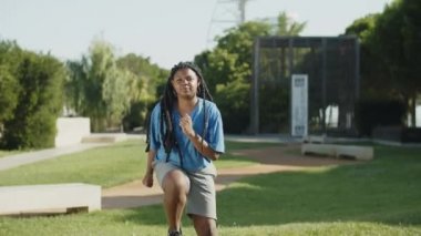 Bir kadının yaz parkında sağa sola koşarkenki görüntüsü.
