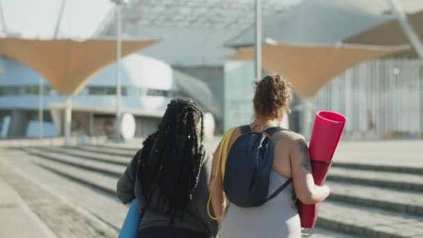 Visão traseira de mulheres gordas subindo escadas para estádio de esporte — Vídeo de Stock