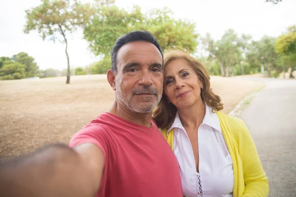 Mutlu yaşlı çiftin sonbaharda çekilmiş selfie 'si.