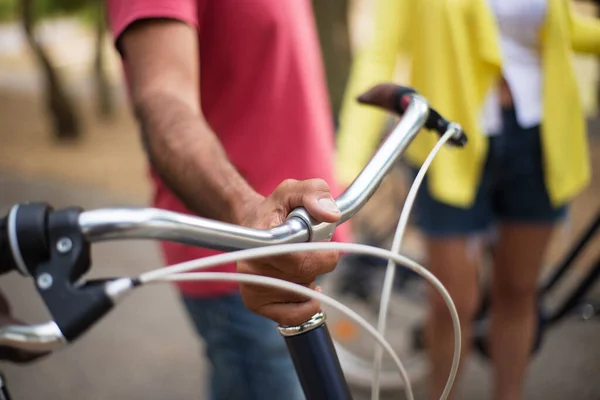 Gros plan de l'homme mature qui saisit le guidon de vélo — Photo