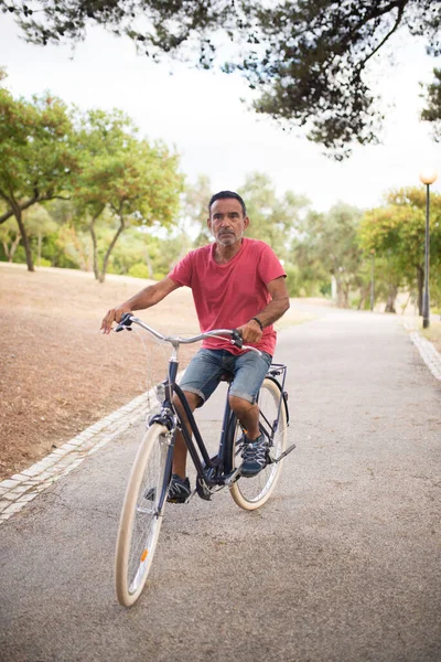 Portrait d'un homme mûr sérieux à vélo — Photo