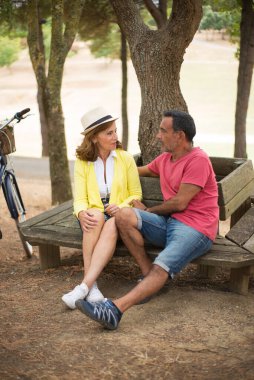 Parkta flört eden olgun erkek ve kadının portresi