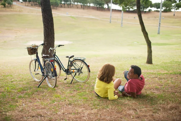 Glada mogna par vilar med cyklar i parken — Stockfoto