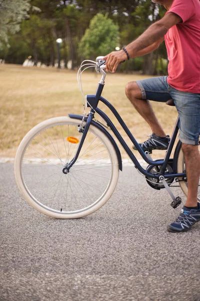 Vue latérale de l'homme avec vélo dans le parc d'automne — Photo