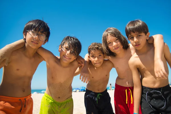 Portrait of preteen boys embracing and smiling — Stock Photo, Image