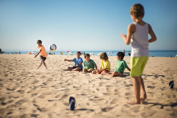 Felice preteen ragazzo amici spendere tempo sulla spiaggia — Foto Stock