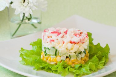 Yengeç ve Mısır katmanlı salata