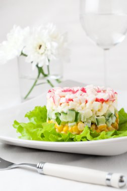 Katmanlı Yengeç Salatası Mısır ile sopa 