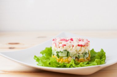 Yengeç Salatası ahşap tezgah üzerinde sopa