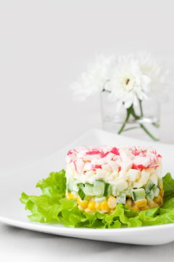 Yengeç Salata üzerinde beyaz masa örtüsü yapışıyor.