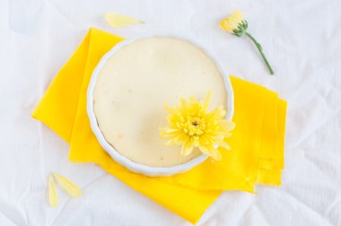 Porsiyon peynirli kek dekore edilmiş sarı çiçek, üstten görünüm