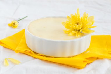 Sarı çiçek ile dekore edilmiş cheesecake yakın çekim