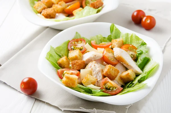 Salade César sur assiette et tomates cerises — Photo