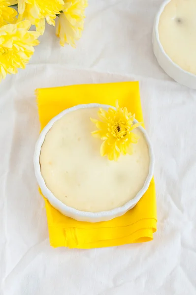 Tarta de queso y un ramo de flores amarillas, vista superior — Foto de Stock