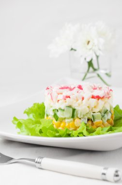 Katmanlı Yengeç Salatası Mısır ile sopa 