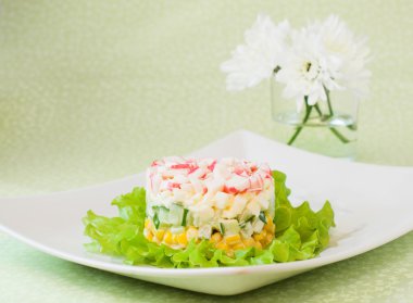 Katmanlı salata yengeç ve konserve mısır