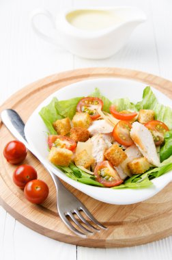 Sezar salatası, sos ve kiraz domates