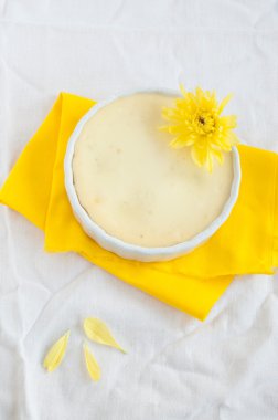 Porsiyon peynirli kek dekore edilmiş sarı çiçek, üstten görünüm