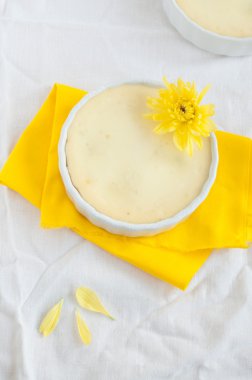 Peynirli kek ve çiçek sarı peçete ve beyaz masa örtüsü