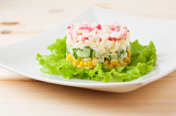 Yengeç Salatası ahşap tezgah üzerinde sopa — Stok fotoğraf