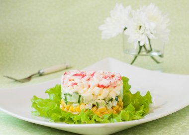 Katmanlı salata yengeç ve konserve mısır