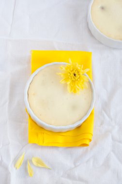 Cheesecake Sarı çiçekli, üstten görünüm