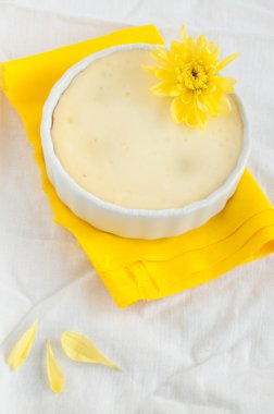 Porsiyon peynirli kek dekore edilmiş sarı çiçek, üstten görünüm