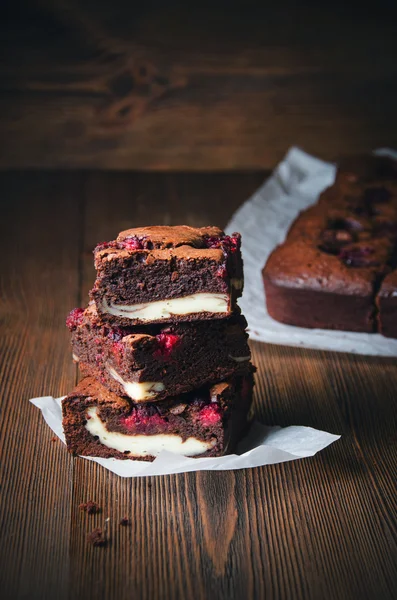 Varios trozos de brownie de frambuesa — Foto de Stock