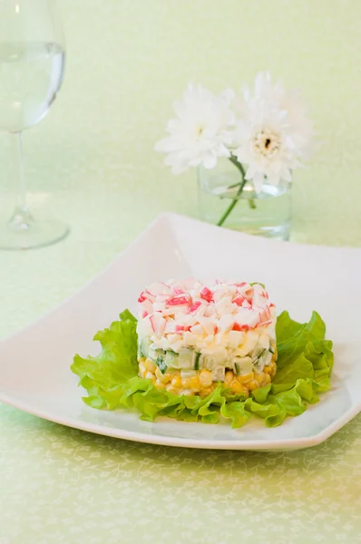 Salada de palitos de caranguejo e milho — Fotografia de Stock