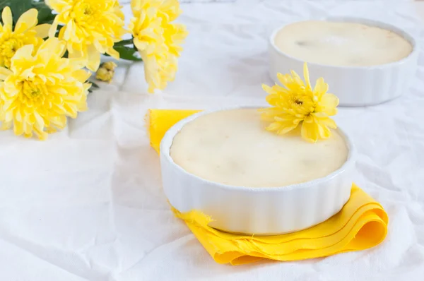 Tarta de queso y un ramo de flores amarillas — Foto de Stock