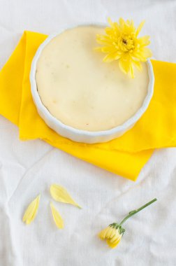 Porsiyon peynirli kek dekore edilmiş sarı çiçek, üstten görünüm