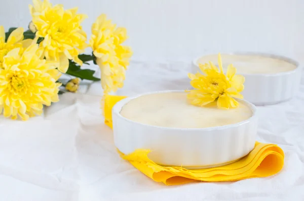 Torta di formaggio e un mazzo di fiori gialli — Foto Stock