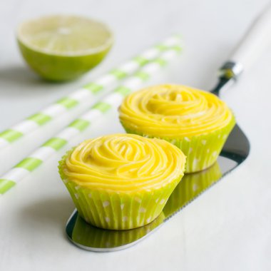 Sarı Kek pasta kürek üzerinde