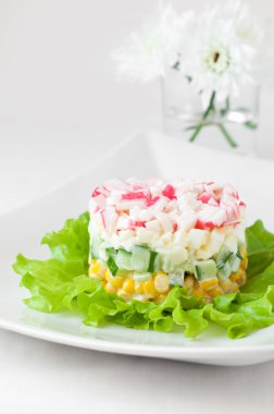 Yengeç Salata üzerinde beyaz masa örtüsü yapışıyor.