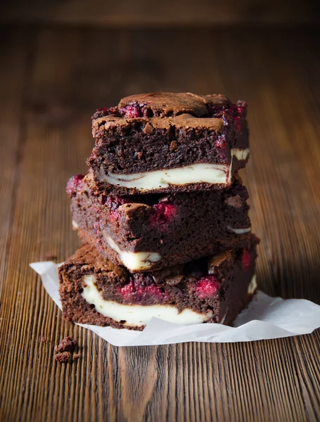 Varios trozos de brownie de frambuesa — Foto de Stock