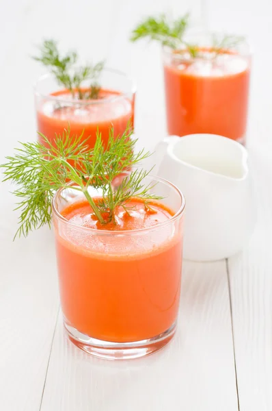 Zumo de zanahoria en vasos —  Fotos de Stock