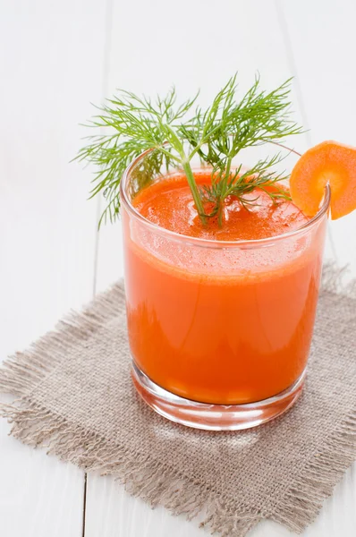 Морковный сок в стаканах, украшенных укропом — стоковое фото