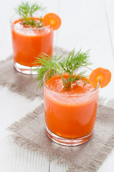 Стакан морковного сока на льняной салфетке — стоковое фото