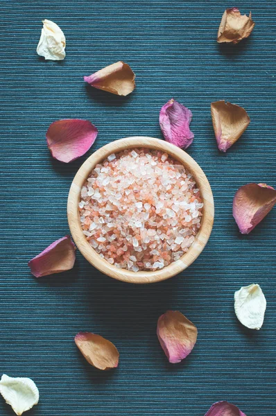 Морская соль и лепестки сушеных цветов — стоковое фото