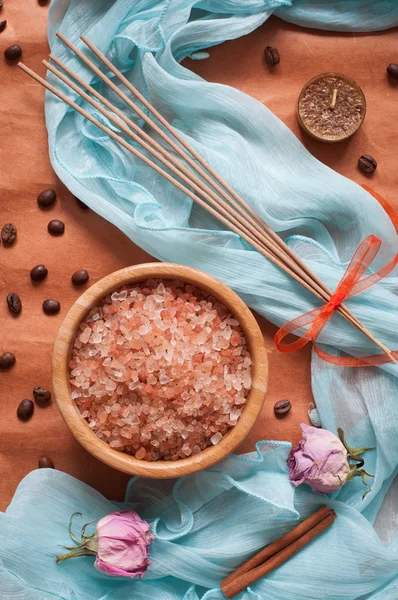 Mandi garam, dupa tongkat, kain sutra biru — Stok Foto