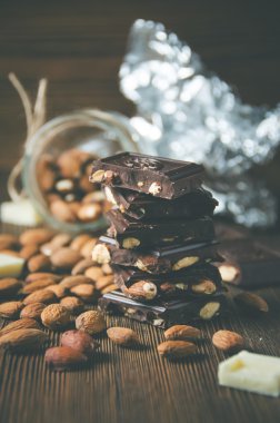 Koyu çikolata fındık ile kırık