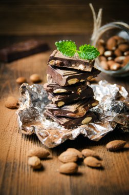 Koyu çikolata fındık ile nane yaprakları, badem