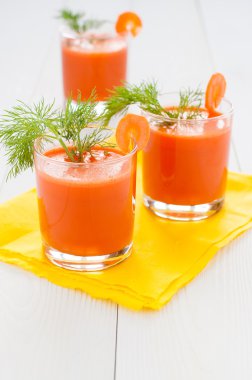 Havuç suyu sarı peçete üzerinde gözlük